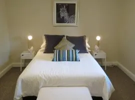 Stylish country cottage in central Orange