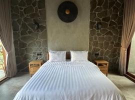Cozy Room X in Uluwatu near beach, by d'ulu villa，位于乌鲁瓦图的公寓