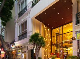 Le Premier Hotel & Rooftop Bar，位于河内的酒店