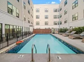 New! Luxury Apt with Pool, Roof Deck, Fitness Center, King Bed