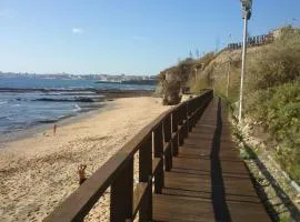 PRAIA DAS AVENCAS Apt junto ao mar com estacionamento e AC