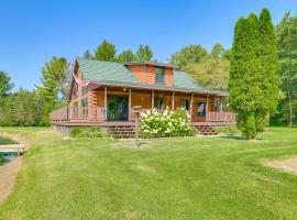 Michigan Cabin with On-Site Fishing Pond and Deck，位于Mio的酒店