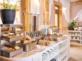 Hotel Kadoor，位于卡尔洛瓦茨的带停车场的酒店