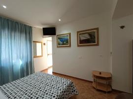 Xenion Guest House，位于圣乔瓦尼镇的带停车场的酒店