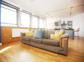 Beautiful Central Loft Apartment, Special Disc for Monthly Arrivals & Contractors