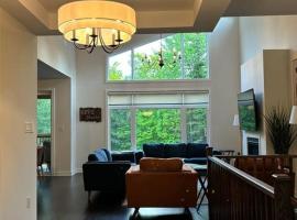 Whispering Pines Muskoka 3BR 3 Ensuite Baths，位于Dwight的酒店