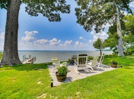 Waterfront Gloucester Cottage with Private Boat Dock，位于Gloucester的酒店