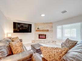 Near Hiking Lake Montezuma Home with Yard!，位于Lake Montezuma的酒店