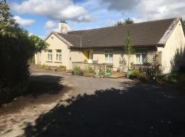 Long Acre, Holiday rental in Central Manorhamilton, Leitrim，位于利特里姆的酒店