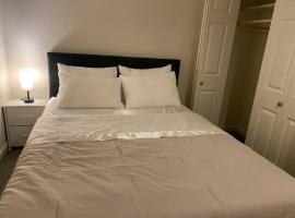 2 beds, 1 sofa-bed, Free parking, Private, near DC，位于银泉的酒店