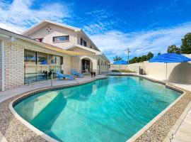 Newly Renovated Bribie Beach House with Pool，位于Woorim的酒店