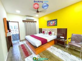 Goroomgo Hotel Coral Suites Puri - Swimming Pool with Fully Air Conditioned and Spacious Room - Near Sea Beach，位于普里的酒店