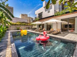 Luxurious 500m Villa, Private Pool, 300m to beach，位于岘港的别墅