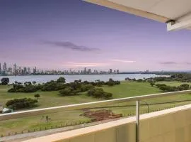 The Swan - Park & River Views next to Perth Zoo