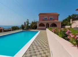 Villa with pool, large garden and beautiful sea view by TRAVELER tourist agency Krk - ID 2210，位于茨里克韦尼察的酒店