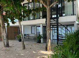 Muse&Mingle Contemporary Beachfront Loft，位于恰洛克拉姆的酒店