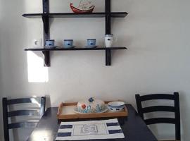 Cozy Beachfront Escape in Lilikas，位于Lilikás的酒店