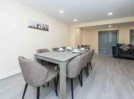 Beautiful, Peaceful, 5 Bedroom home with Hot Tub!