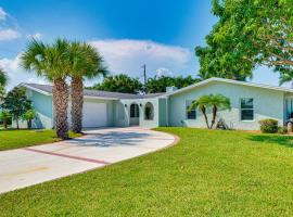 Cocoa Beach Home with Private Pool about half Mi to Beach，位于可可比奇的酒店