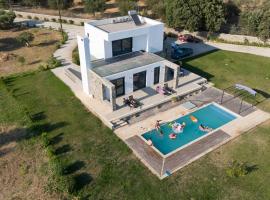 Villa & Stone House with Pool, 10 Mins to Skala Eressos Beach，位于埃雷索斯的酒店