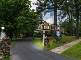 Rockwell Falls Inn and Wine Bar，位于Lake Luzerne的酒店
