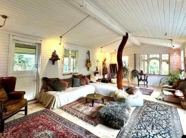 Rågeleje's Oasis - Coastal Home with Wood Burning Sauna，位于Græsted的酒店
