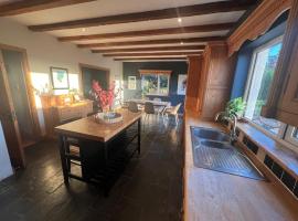 An Teach Baboige - Charming Country Cottage，位于OʼNeillʼs Cross Roads的酒店