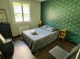 Chambre dans villa proche du centre，位于勒布伊的酒店