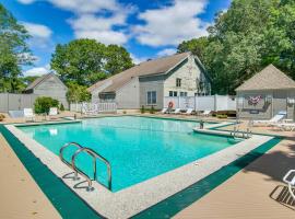Bright, Coastal Mashpee Condo Near the Commons，位于马什皮的酒店