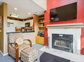 Cozy,1 bedroom loft condo! Ski back trails, shuttle& Sports center Highridge E11