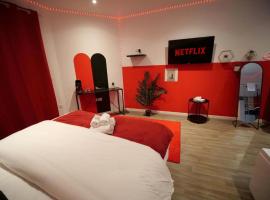 Suite ROMANTICA Balnéo - Olympe Suites & Spa Lille, Croix, Roubaix，位于Croix的酒店