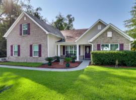Screened Patio Rincon Home, 18 Mi to Savannah!，位于Rincon的酒店