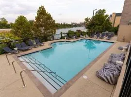 Amazing pool, Steps 2 Broadway right on the Riverfront!
