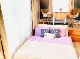 Catskill Cabin Little Owl Apt 1，位于Shandaken的酒店