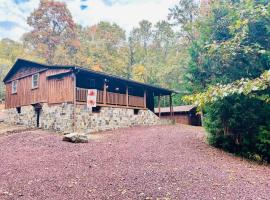 Cozy Log Cabin in Jim Thorpe，位于吉姆索普的乡村别墅