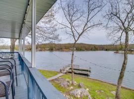 Lakefront Arkansas Abode - Deck, Grill and Fire Pit!，位于Hardy的酒店