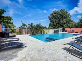 Villa Jardin - Infinity Pool and Backyard Oasis，位于卢基约的酒店