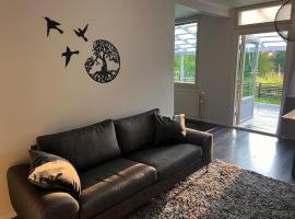 Cozy apartment near Santa Village w free parking