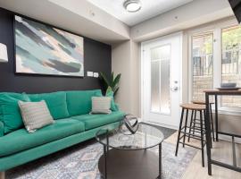 Lakeside Haven - Cozy Townhome in Liberty Village，位于多伦多的酒店