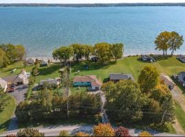 Entire Waterfront Cottage In Prince Edward County，位于Carrying Place的酒店