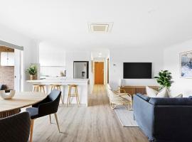 Seascape - Luxury Apartment Near Cronulla Beach，位于克罗纳拉的酒店
