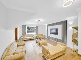 Lux 5 Bed sleeps 11, 10 mins from Wembley Stadium, Jacuzzi and Steam Shower