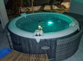 charmante Villa avec Jacuzzi, jardin et BBQ，位于勒沃克兰的酒店