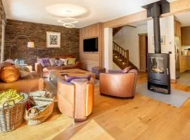 Chalet in méribel center with outdoor jacuzzi and sauna
