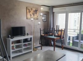 "Cosy & Modern" Logement avec parking privé et proche métro Paris !，位于莱克朗兰比塞特尔的酒店