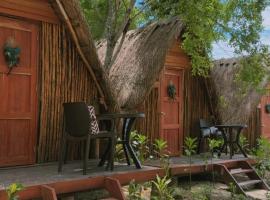 Glamping Azul María - Panoramic Pool Bacalar，位于巴卡拉尔的酒店