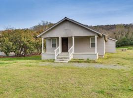 Lake Guntersville Home 1 Mi to Boat Ramp!，位于甘特斯维尔的酒店