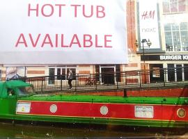 Rosie and Jim Retreat Lincoln Town Centre with a hot tub，位于林肯的船屋