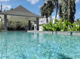 Villa Bangtao 2 bedroom corner pool access phuket，位于Ban Pak Lak的酒店