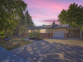 4BD - Hot Tub, BBQ, Games - 10 Mins to Olde Town，位于阿瓦达的酒店